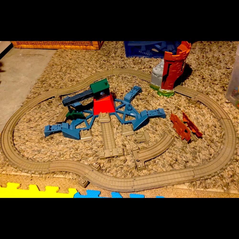 Thomas the Train motorized train track w/ castle